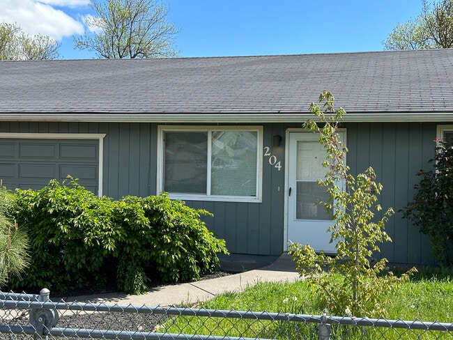 204 Gibson St, Unit B in Talent, OR - Building Photo - Building Photo
