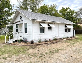 911 Bina St in Bryan, TX - Building Photo
