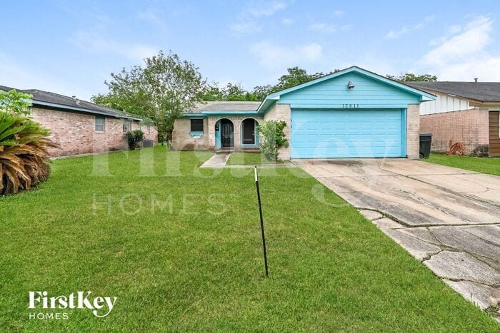 12811 Claygate Dr in Houston, TX - Building Photo
