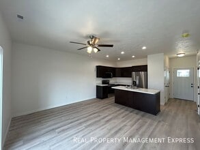 Cozy 2 Bedroom 1.5 Bathroom Townhome in Sioux Falls, SD - Foto de edificio - Building Photo