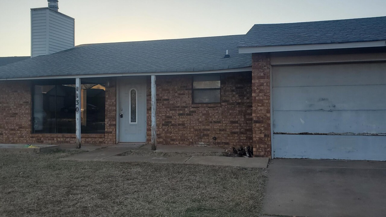 1130 Hillside Dr in Enid, OK - Building Photo