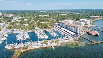 632 Edgewater Dr in Dunedin, FL - Building Photo