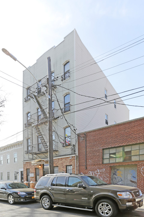 320 Powers St in Brooklyn, NY - Building Photo