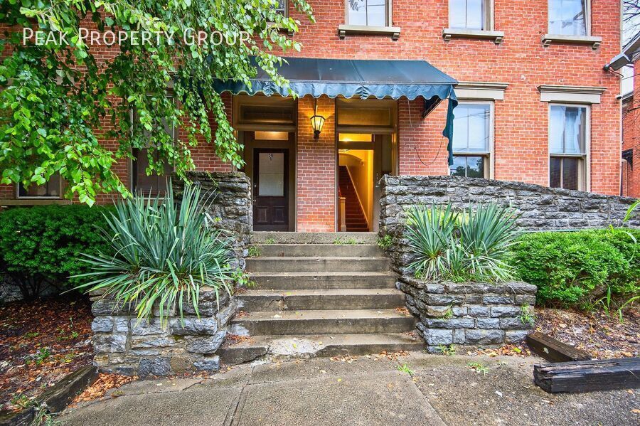 28 E Hollister St in Cincinnati, OH - Building Photo