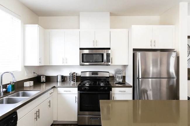 Paloma Apartment Homes in Ontario, CA - Foto de edificio - Building Photo