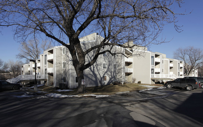 Grover Square Apartments in Omaha, NE - Building Photo - Building Photo