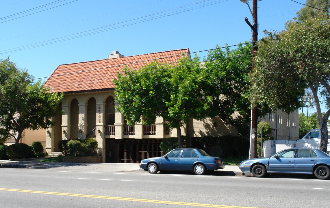 5545 Whitsett Ave in Valley Village, CA - Building Photo