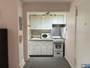 401 Park Ave in Fort Lee, NJ - Building Photo - Building Photo