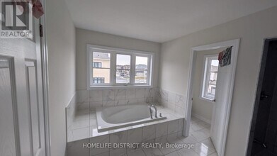 160 Belmont Dr in Clarington, ON - Building Photo - Building Photo