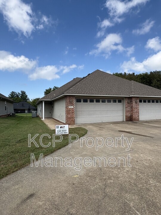2823 Fairway Hamlet Ct in Fort Smith, AR - Building Photo
