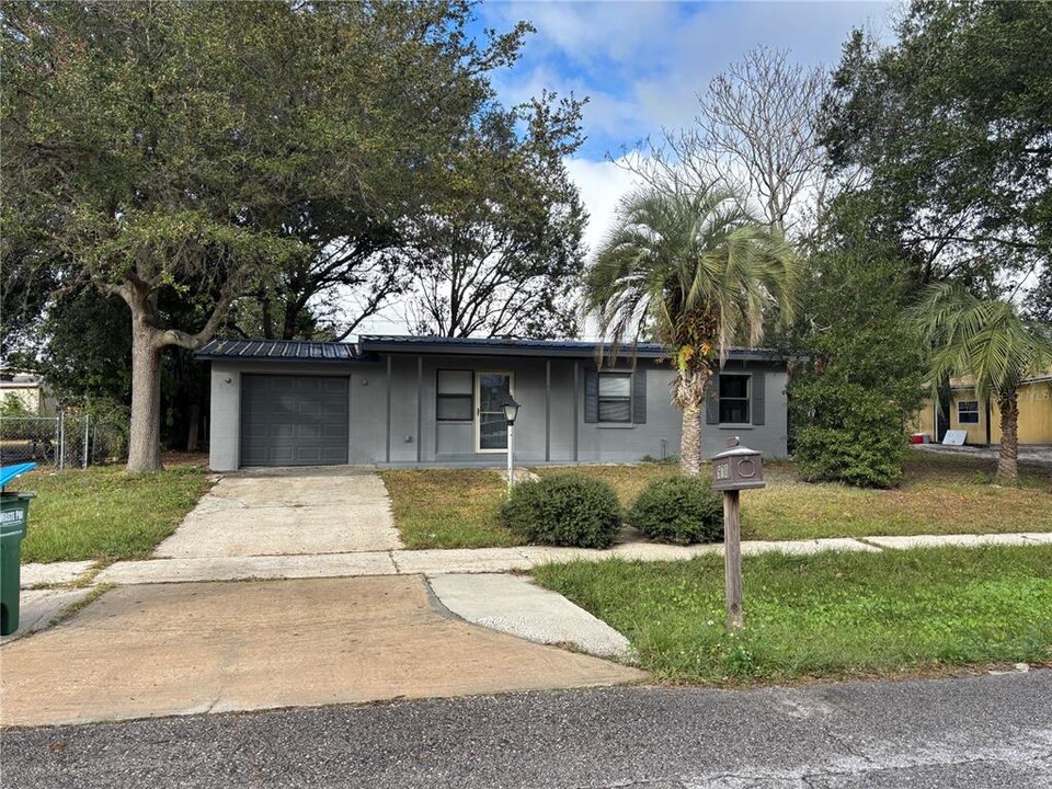 978 Roberts Blvd in Deltona, FL - Building Photo