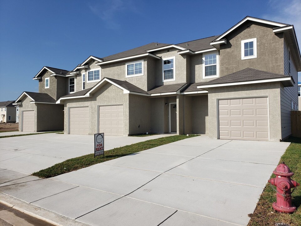 16930 Spirit Brk in Selma, TX - Foto de edificio