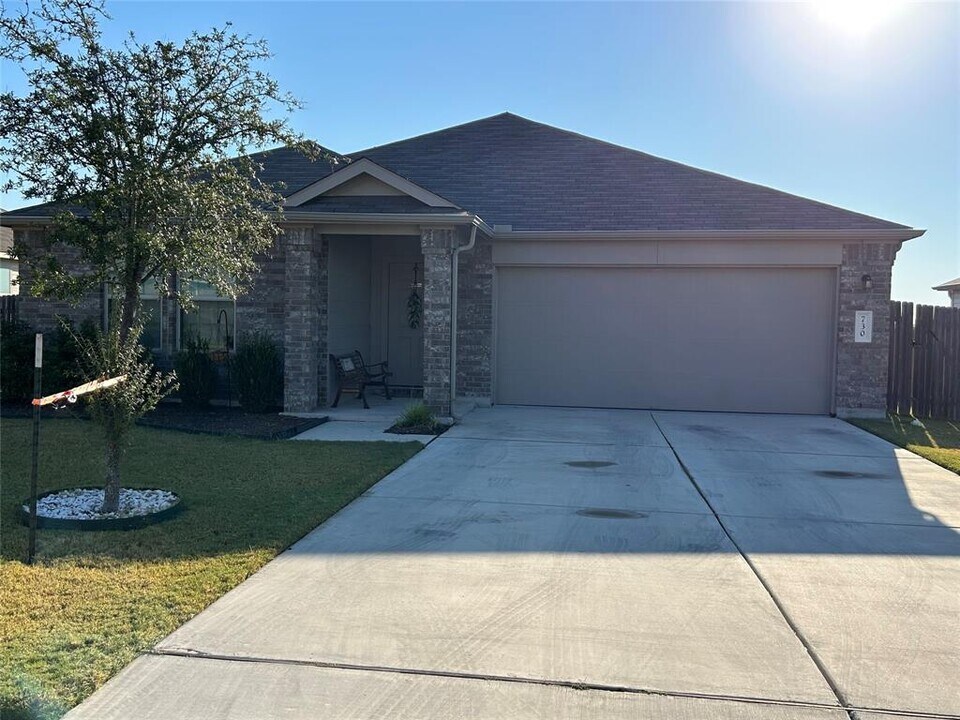 730 Carol Dr in Hutto, TX - Building Photo