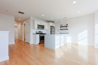 375 Dorchester St, Unit 3 in Boston, MA - Building Photo - Building Photo