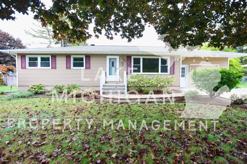 14750 Parkwood Dr in Grand Haven, MI - Building Photo