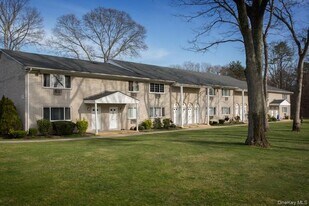 8 Hygate Pl in Coram, NY - Building Photo