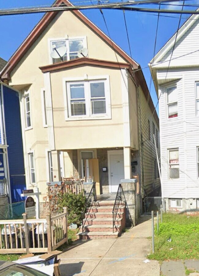 1057 Lafayette St, Unit 2-3 in Elizabeth, NJ - Foto de edificio - Building Photo