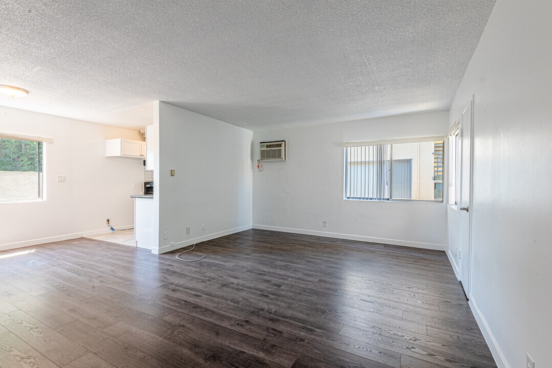 4324 Ventura Canyon Ave in Sherman Oaks, CA - Building Photo