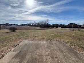 411 Monarchos Ln in Bowling Green, KY - Building Photo - Building Photo