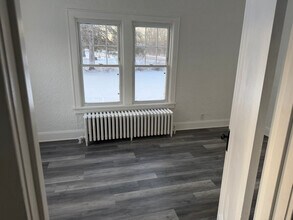 236 Glenmont Rd in Glenmont, NY - Foto de edificio - Building Photo