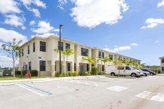 Willow Lake in Miami Gardens, FL - Building Photo - Primary Photo