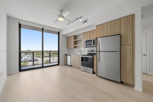 555 NE 8th St, Unit 0527 in Fort Lauderdale, FL - Building Photo
