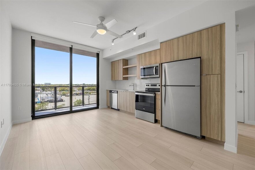 555 NE 8th St, Unit 0527 in Fort Lauderdale, FL - Building Photo