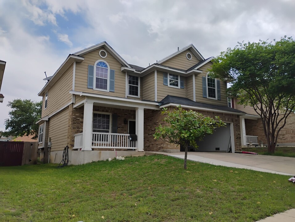9606 Wolf Pt in San Antonio, TX - Foto de edificio
