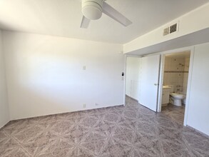 575 S Royal Crest Cir in Las Vegas, NV - Foto de edificio - Building Photo