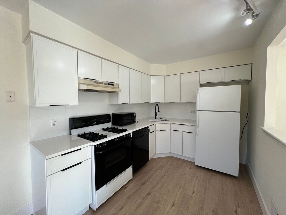 9153 Ellie Dr-Unit -Unit B in Philadelphia, PA - Building Photo