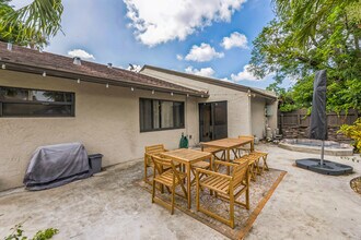 2924 NW 69th Ct in Fort Lauderdale, FL - Building Photo - Building Photo