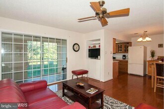 12104 Green Leaf Ct in Fairfax, VA - Building Photo - Building Photo