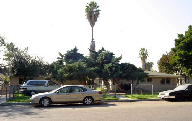 7032 Glasgow Ave in San Bernardino, CA - Foto de edificio - Building Photo