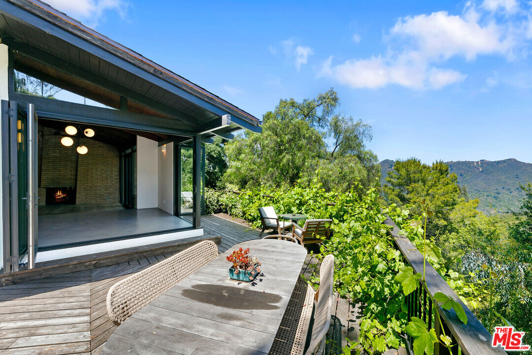 20110 Observation Dr in Topanga, CA - Building Photo