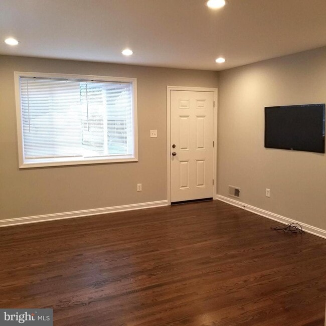 4704 Red Fox Rd in Rockville, MD - Building Photo - Building Photo