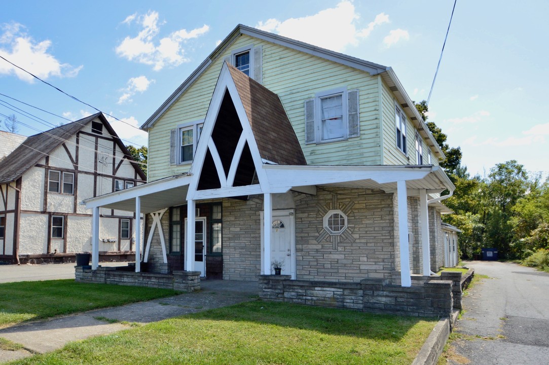 1824 Route 209 in Brodheadsville, PA - Building Photo