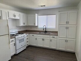 1748 S Garden St in Visalia, CA - Building Photo