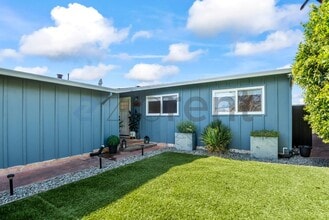 1545 Crespi Dr in Pacifica, CA - Foto de edificio - Building Photo