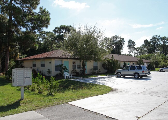 1221-1243 E Weatherbee Rd in Fort Pierce, FL - Foto de edificio - Building Photo