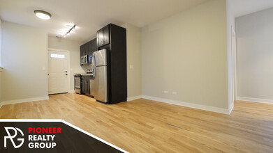 2207 W Eastwood Ave, Unit 3 in Chicago, IL - Foto de edificio - Building Photo