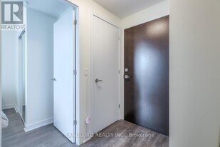 2221 Yonge St in Toronto, ON - Building Photo