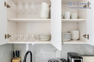 161 W 54th St in New York, NY - Building Photo - Building Photo