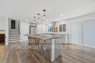 3892 S Pittsfield Way in Boise, ID - Foto de edificio - Building Photo