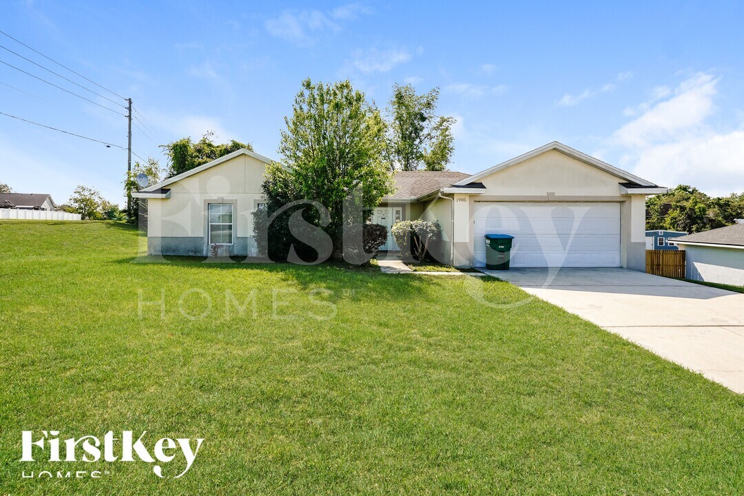 1905 Eden Dr in Deltona, FL - Foto de edificio