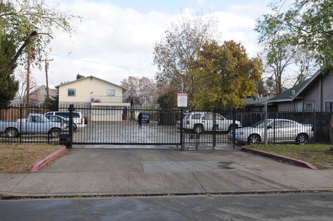 720 S Washington St in Lodi, CA - Foto de edificio - Building Photo