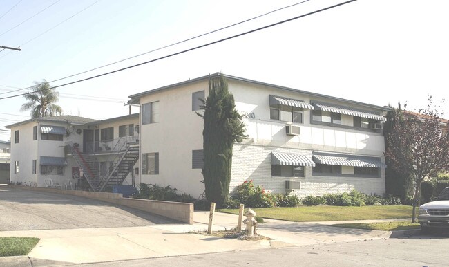 Eremland Apartments in Covina, CA - Foto de edificio - Building Photo