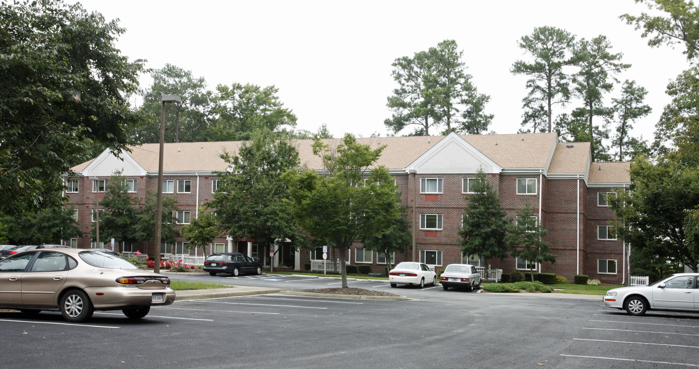 Wellesley Commons in Newport News, VA - Foto de edificio