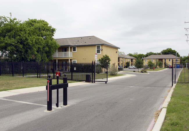 Thompson Apartments in San Antonio, TX - Building Photo - Building Photo