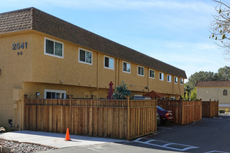 Breakwater Townhomes in Carlsbad, CA - Building Photo - Building Photo