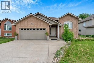 592 Banwell Dr in Windsor, ON - Building Photo